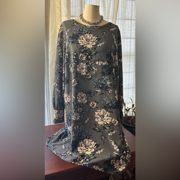 LOFT Dresses & Skirts - LOFT Outlet Dark Gray Floral Long Sleeve Dress